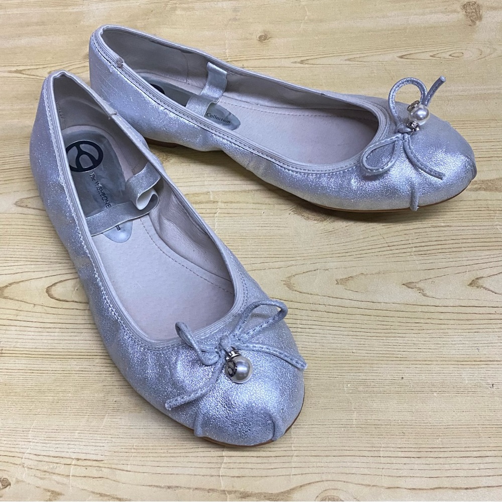 The Wishbone Collection Silver Ballet Flats Slip On Round Toe Womens Shoes 9 M